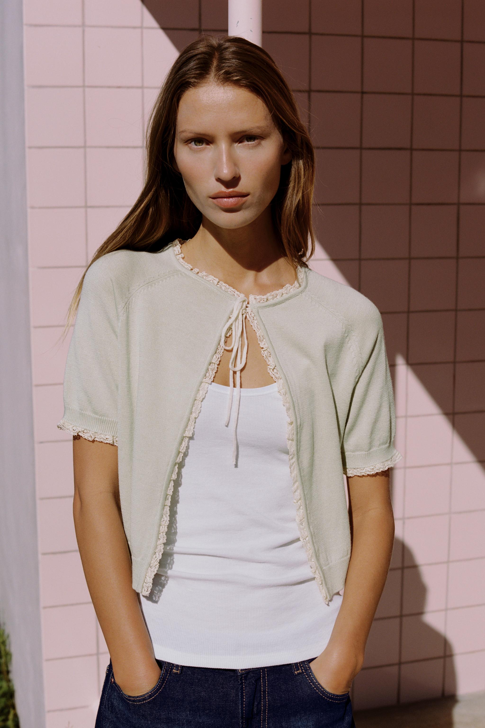 GILET EN MAILLE AVEC NŒUD ET DENTELLE